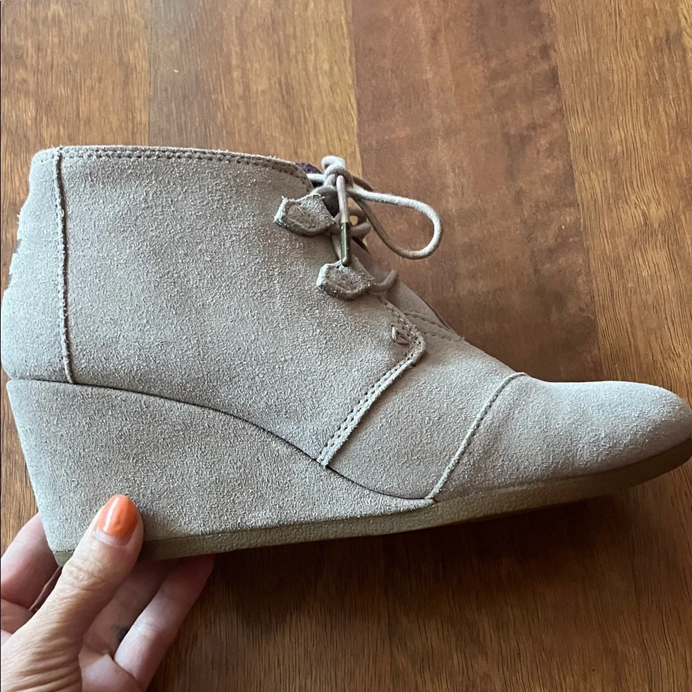 Like new Toms Light Gray Suede Wedge Ankle Boots - Picture 3 of 13
